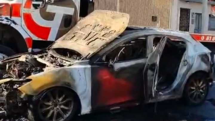 Incendio de Auto Deja a Familia Sin Cita para Tramitar la Visa en San Pedro, Nuevo León