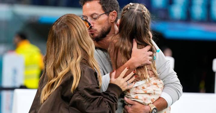 Mike McDaniel says family time, a chance for rest and a Dolphins' winning streak align perfectly