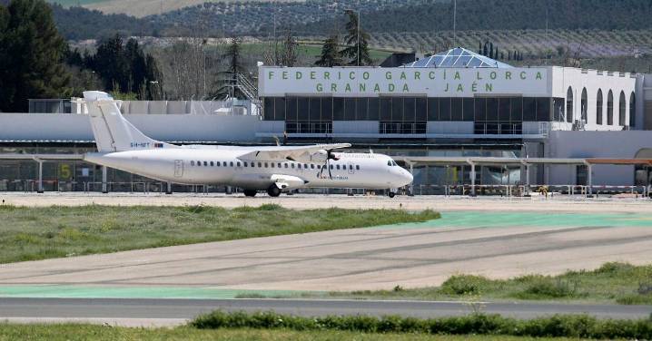 El PSOE tacha de “irresponsable” a la Diputación de Granada tras abandonar la Mesa del Aeropuerto y los empresarios vuelven a pedir una estrategia para captar vuelos