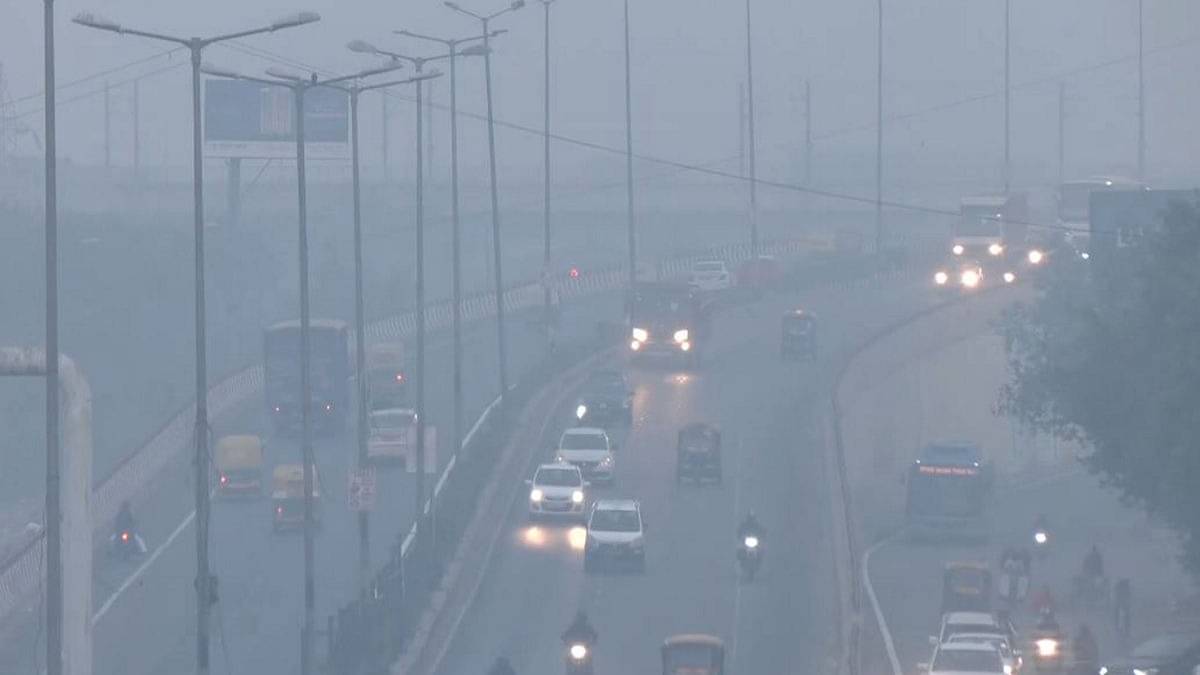 Delhi Shrouded in Toxic Smog, AQI Stands at 341 in 'Very Poor' Category India News