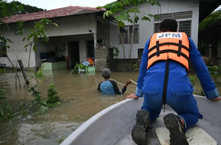 Devastadoras inundaciones dejan casi 400 muertos en Indonesia, Tailandia y Sri Lanka