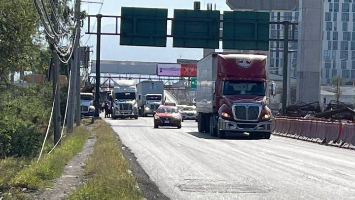 Choque entre camión de carga y tres vehículos deja dos lesionados en Apodaca