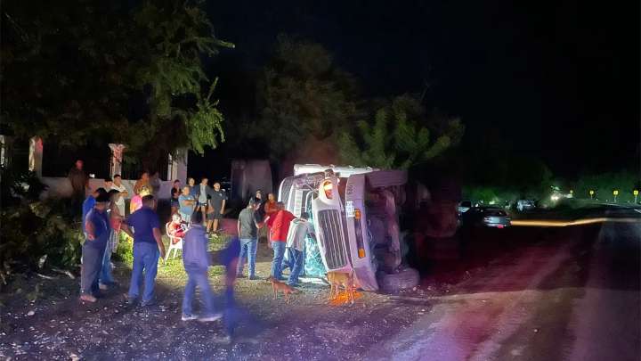 Camión repartidor de OXXO se sale del camino y vuelca en Tamuín