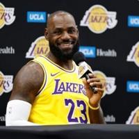 LeBron back in training, edges closer to Lakers return