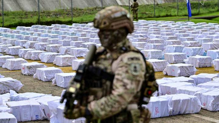 Decomisaron 12 toneladas de cocaína en el Pacífico; la embarcación había salido desde Colombia