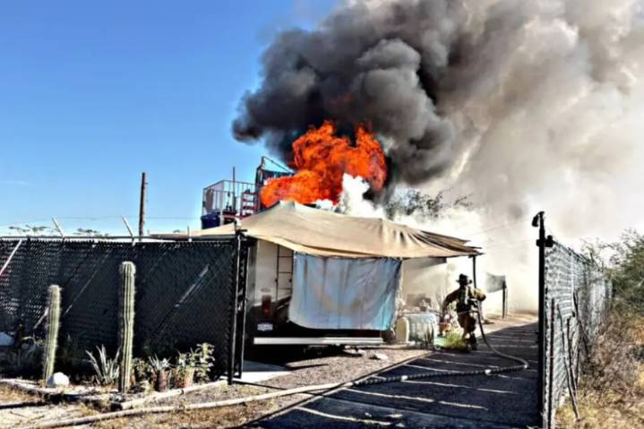 Incendio consume casa rodante en El Centenario; bomberos controlan el fuego sin heridos