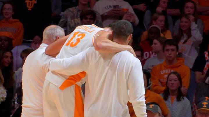 JP Estrella leaves Tennessee basketball game with left leg injury