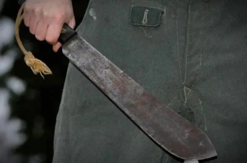 Horror: un hombre atacó con un machete a una sargento en una subcomisaría