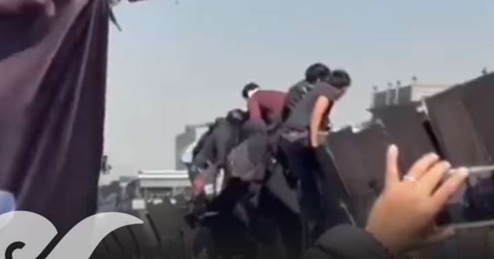 Manifestantes derriban vallas de Palacio Nacional durante marcha de Generación Z