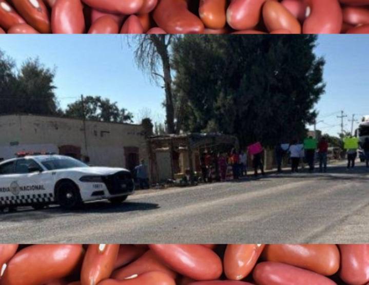 Productores de frijol bloquean carretera en Durango
