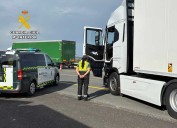 La Guardia Civil intercepta un camionero que duplicaba la tasa de alcohol y positivo en drogas en la carretera A