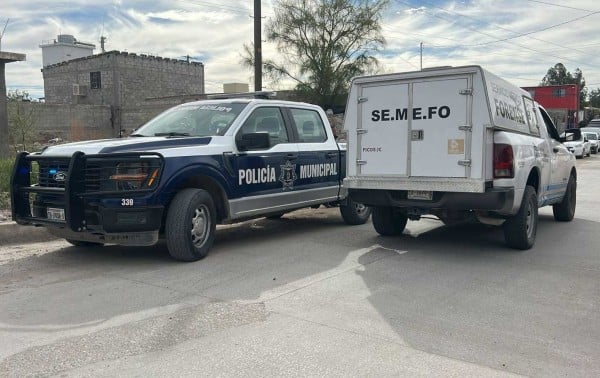 Tiran feto en bolsa afuera de vivienda