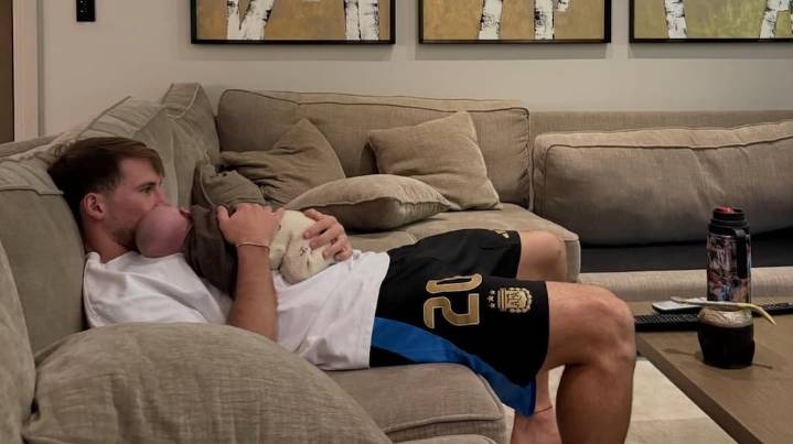 Alexis Mac Allister mostró cómo fueron sus primeros días como papá: las tiernas fotos