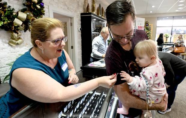 Linda Snyder Crockett bids adieu to Longmont family store, Snyder Jewelers