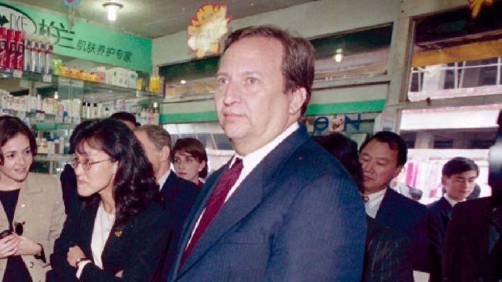 Secretario de Tesoro de Clinton sale de la vida pública tras divulgarse años de correspondencia con Epstein