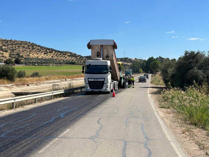 Reasfaltan unos tres kilómetros de la carretera del canal a Cordobilla