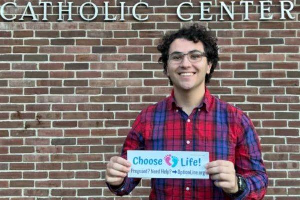 Conoce al universitario que reparte calcomanías para salvar vidas de niños por nacer