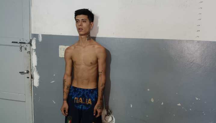 Robó un celular a punta de cuchillo, fue detenido y destruyó un patrullero: “Te voy a llenar a corchazos”