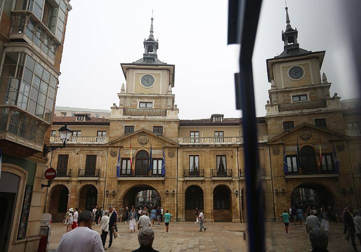 El PSOE pide al PP retirar los presupuestos e IU intentará el pacto «hasta la prórroga»
