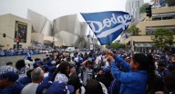 Agentes de ICE rodean el estadio de los Dodgers tras festejos de la Serie Mundial en Los Ángeles