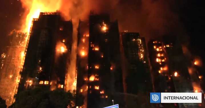 VIDEOS | Suben a 13 los muertos tras megaincendio en complejo de edificios en Hong Kong