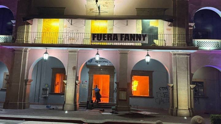 Queman el Palacio Municipal de Apatzingán durante protesta por el asesinato de Carlos Manzo (Videos)