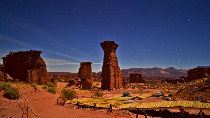 El pueblo que aún conserva un valle con huellas de dinosaurios