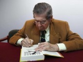 Alfredo Bryce Echenique entregó el manuscrito de 'Un mundo para Julius' al Instituto Cervantes