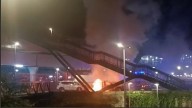 Voraz incendio en el aparcamiento de Renfe en Villaverde