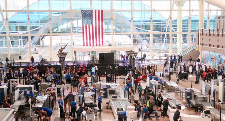 Pasajeros sin REAL ID enfrentarían cobros y demoras en aeropuertos de Estados Unidos