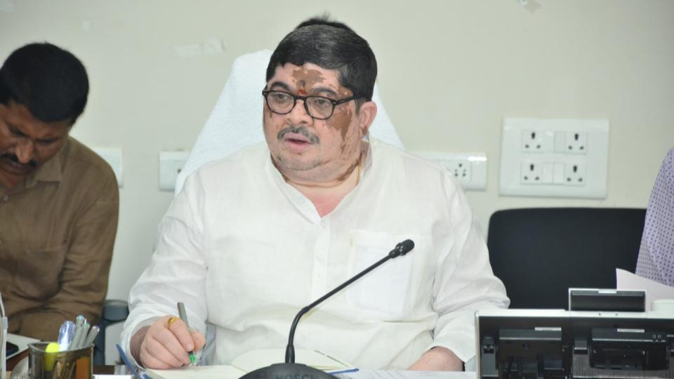 Ponnam Prabhakar continues to target Maganti Sunitha