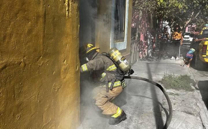Rescatan a perro y gato de incendio en una vivienda en Ramos Arizpe; otro lomito fue encontrado sin vida