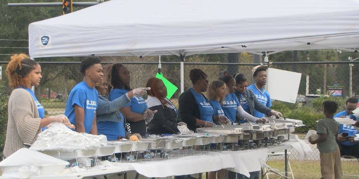 Volunteers give out free Thanksgiving meals for the homeless