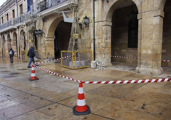 Se desprende una parte de la balaustrada de la fachada del Ayuntamiento de Oviedo