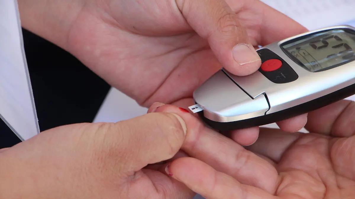 Nadie lo dice pero, ¿sabías que cuidar a alguien con diabetes puede agotarte más de lo que parece?