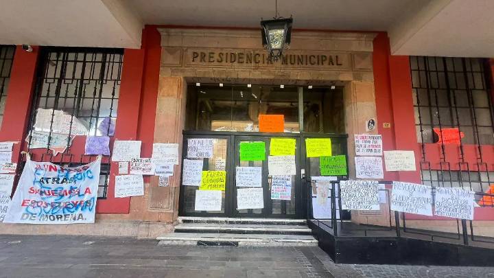 Siguen pegados 63 carteles de la marcha de la Generación Z en la Presidencia de Celaya
