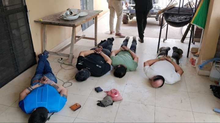 Detuvieron a jefes policiales por usar a presos y agentes como albañiles en una casa.