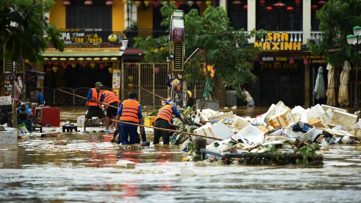 Mueren al menos 35 personas y cinco siguen desaparecidas en Vietnam tras unas lluvias de récord