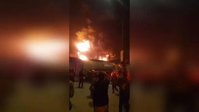 Incendio destruye almacén en Lurigancho - Chosica: 30 unidades de bomberos atienden la emergencia