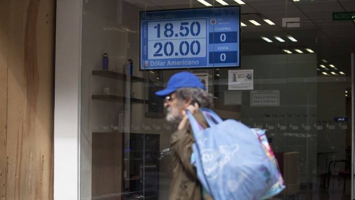 El peso gana mientras Estados Unidos busca poner fin al cierre de gobierno