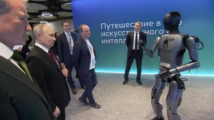 En inusual evento un moderno robot con inteligencia artificial bailó para el presidente Putin ante la mirada atenta de sus guardaespaldas