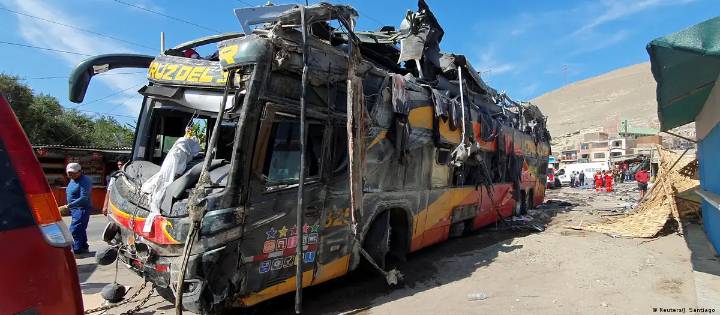 Casi 40 personas mueren en accidente de autobús en Perú