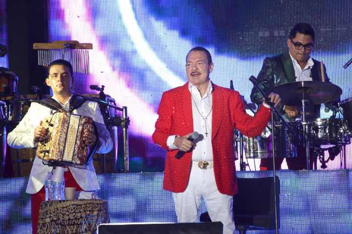 Julio Preciado protagoniza zafarrancho en Tijuana por retraso de vuelo hacia Mazatlán