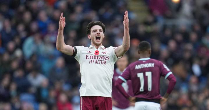 Arsenal wins again to extend lead in the Premier League and Man United salvages late draw