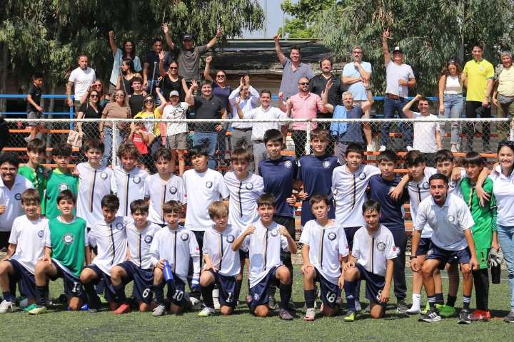 El equipo revelación del fútbol formativo en Chile: lo dirige un exseleccionado de La Roja y alcanzó inédita final en su año debut