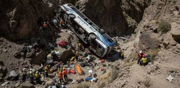 Tragedia en Arequipa: al menos 37 muertos tras caída de autobús...