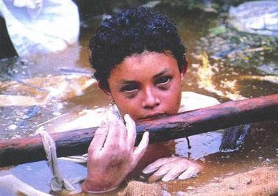 El mundo recuerda la agonía de la pequeña Omaira bajo el lodo 40 años después