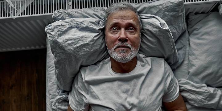 ¿Insomnio? Evita esta estrategia común si eres mayor, dicen los expertos
