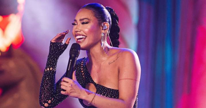 Ana del Castillo da concierto con blusa totalmente transparente y no deja nada a la imaginación