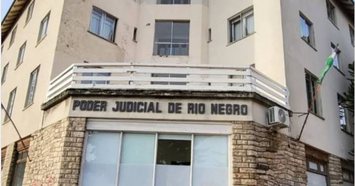 Amenaza de bomba en el Poder Judicial de Bariloche: 26 plantas de cannabis secuestradas en tres allanamientos